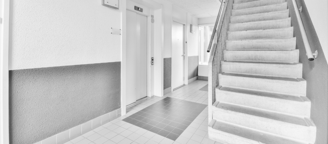 Treppenhaus mit Aufzug